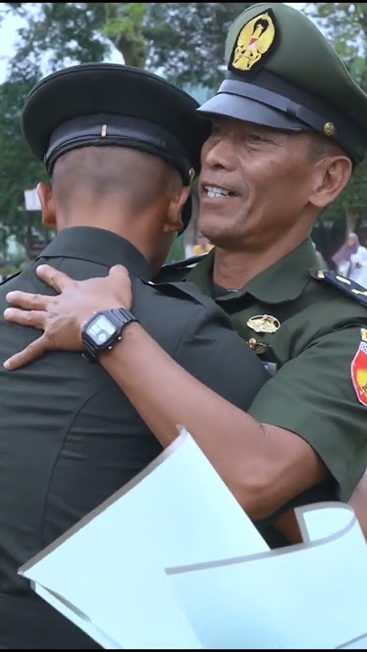 Prajurit TNI Sujud Syukur di Kaki Kedua Ortunya#Shorts