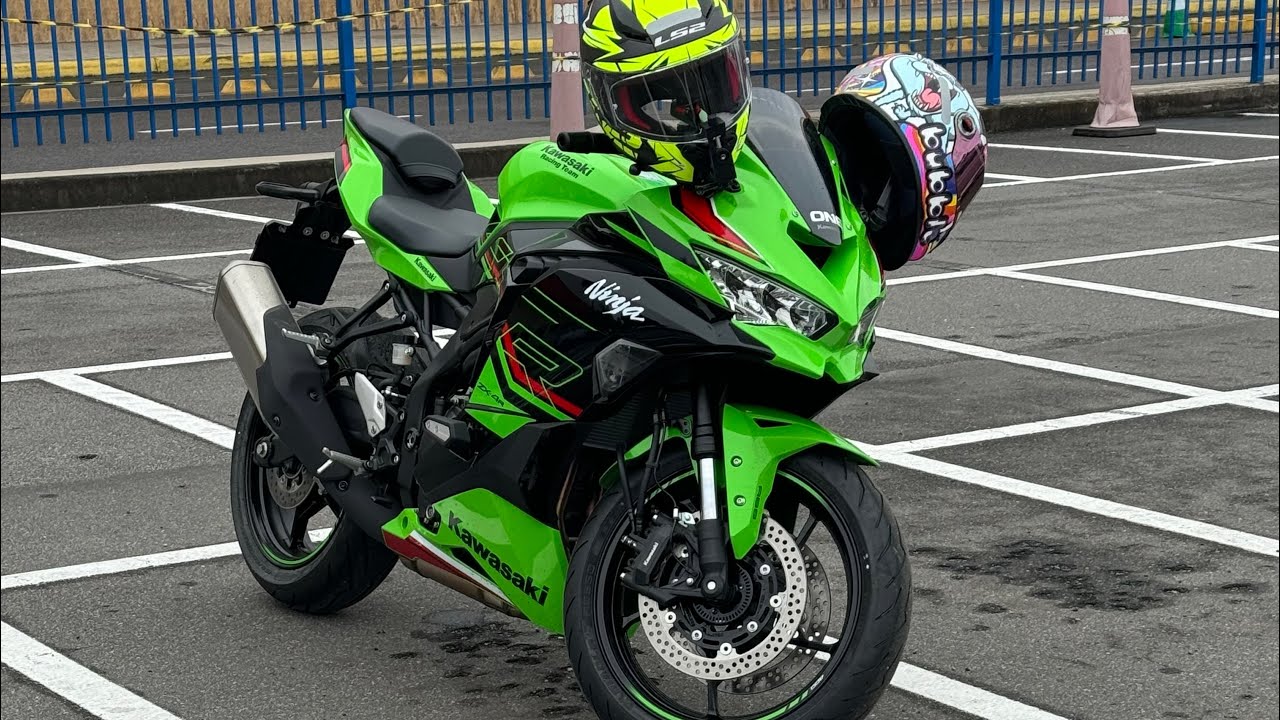 Kawasaki Ninja ZX4R 2024 - Pilotando na Chuva com Garupa pela
