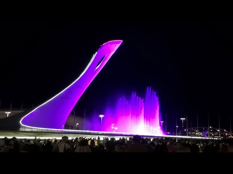 Шоу фонтанов в Сочи парке. Посмотрите как этот фонтан меняет цвета ночью!