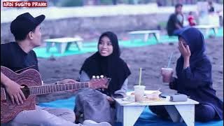 PRANK PENGAMEN GAGAP BIKIN NGAKAK DUA MAHASISWI UIN