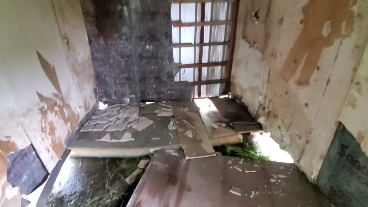 【決まりました】カラオケBOXだったコンテナハウスを物置にいかがですか こちらの立派な車輌整備倉庫、 その昔カラオケBOXだったというコンテナ