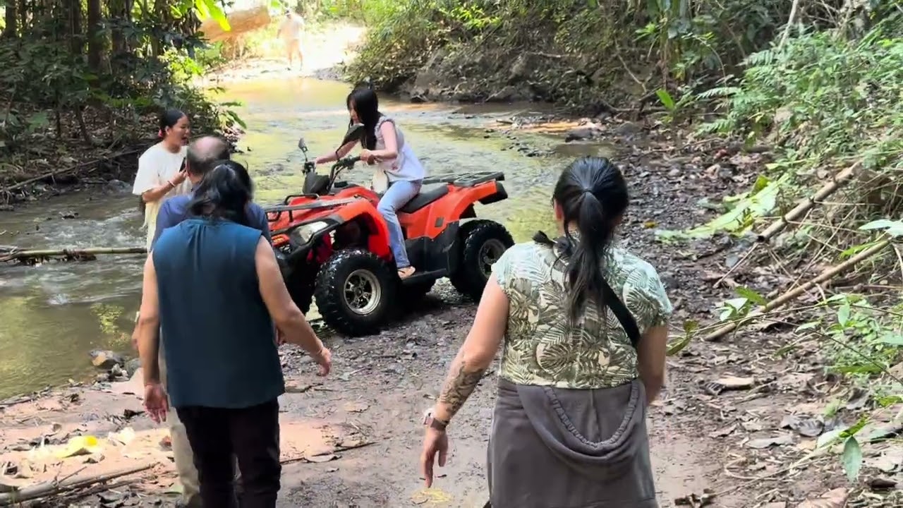 Ntxhais Hmoob xyaum tsav ATV thawj zaug