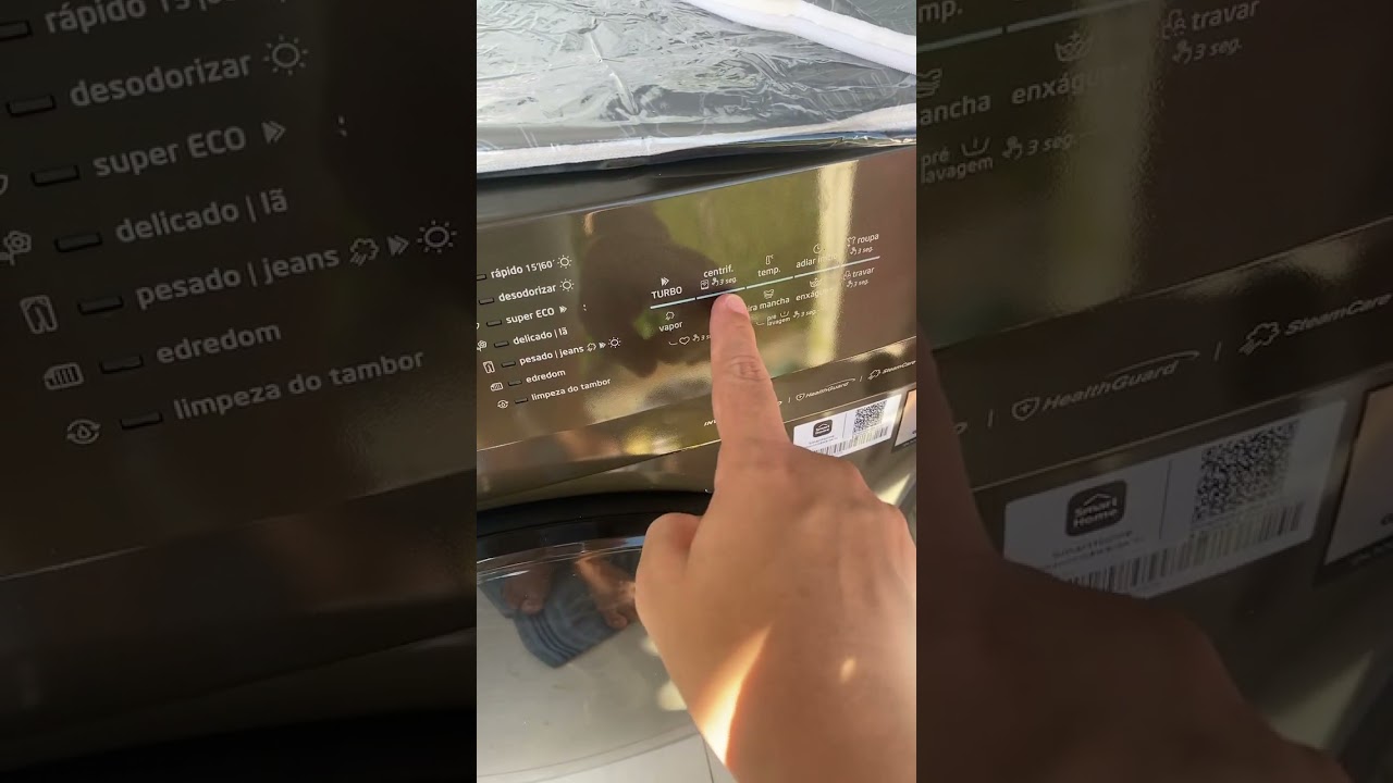 Colocando a roupa para secar na lava e seca 