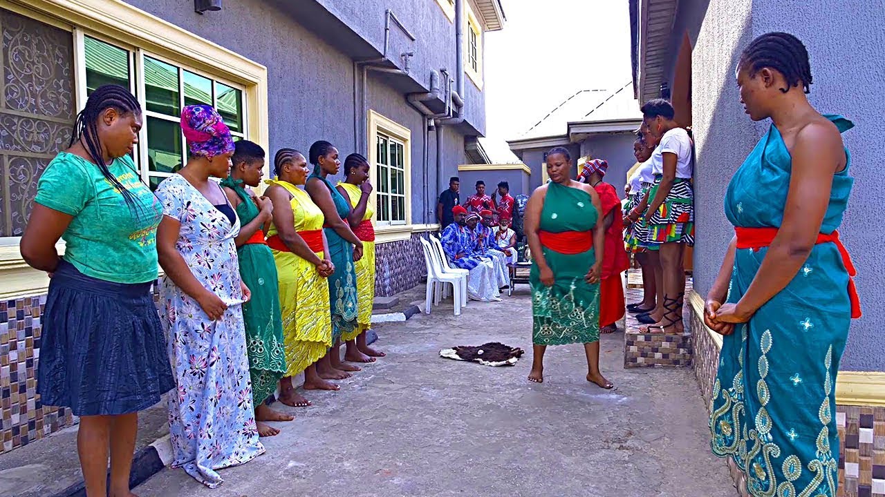 Elle a été rejeté parce que elle est pauvre mais le prince l'a choisie parmi les autres filles: Film