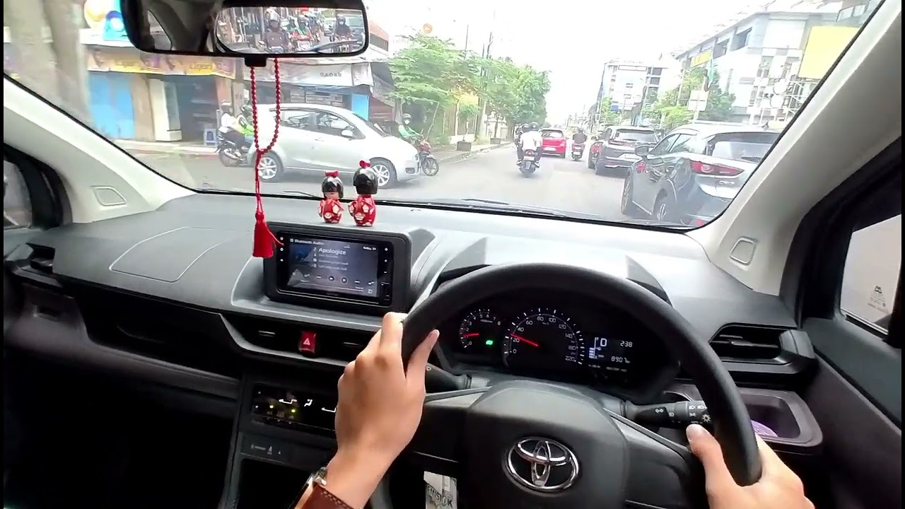 Jalan Gejayan Yogyakarta Malam Tahun Baru. POV Toyota Avanza.