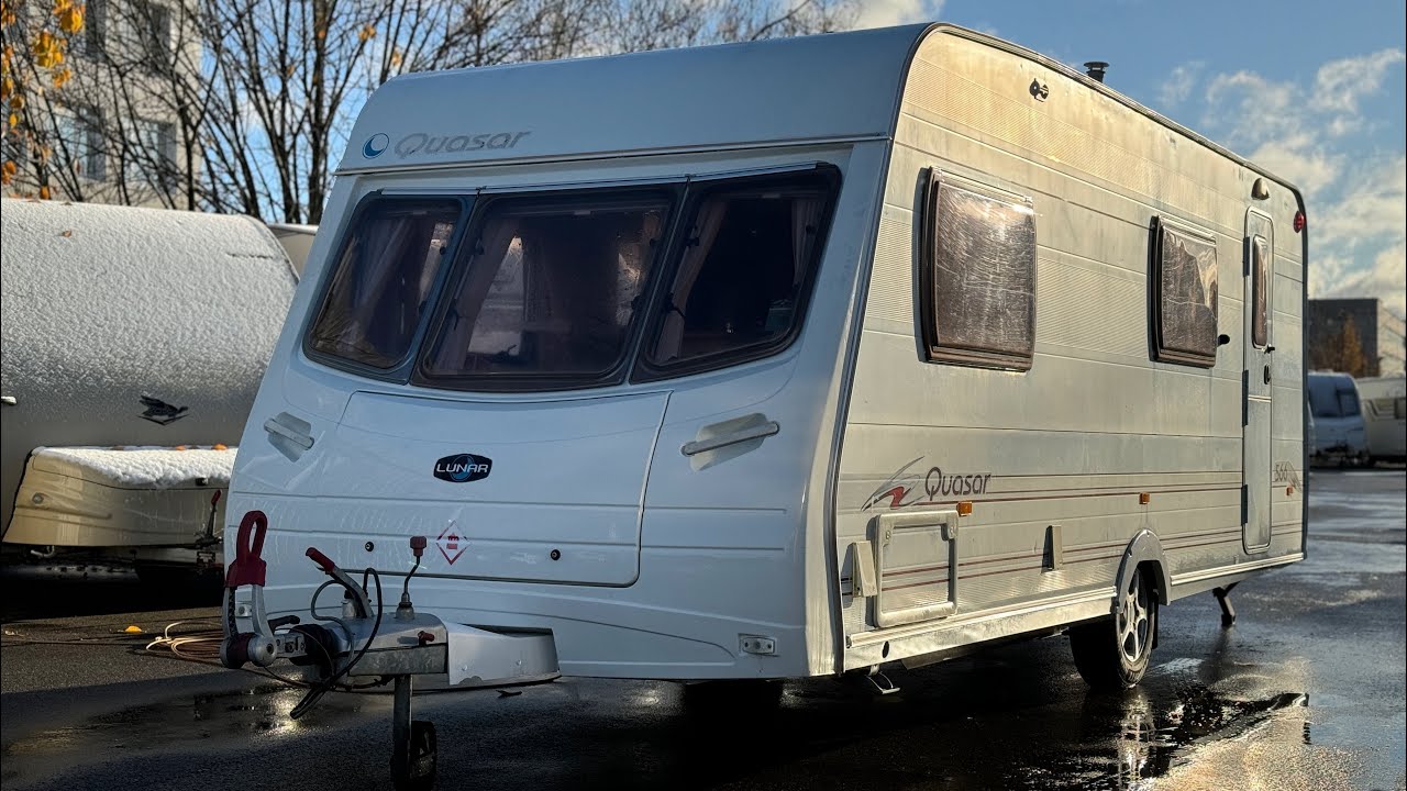 Караван с планировкой для 6-7 человек с двумя двухъярусными кроватями - Lunar Quasar 566