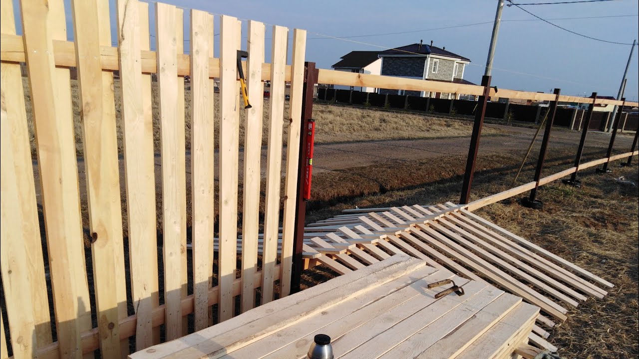 Деревянный забор \"Шахматка\". Часть 2. Установка перекладин. - YouTube