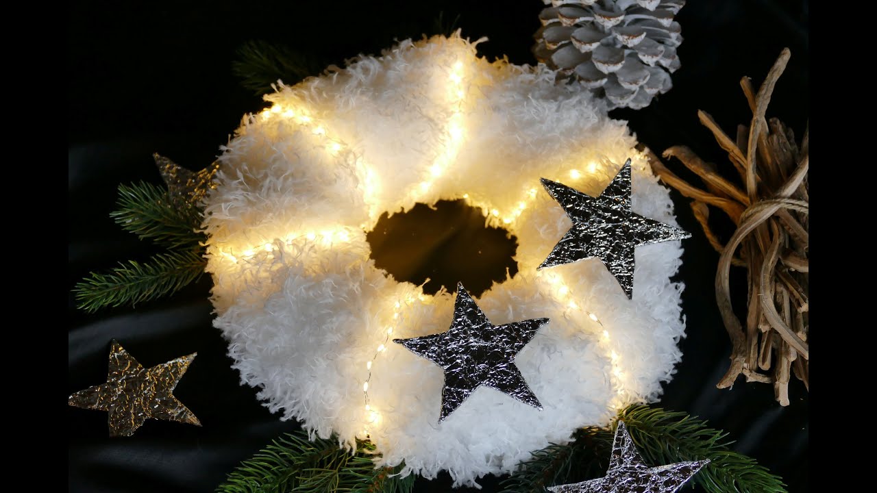 DIY beleuchteter wuscheliger Weihnachtskranz – DIY Lichtobjekt – DIY Weihnachtsdeko einfach
