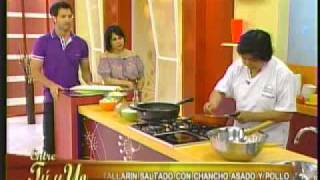 Prepara un tallarín saltado con chancho asado y pollo