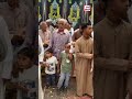 لحظة مؤثرة.. طفلان يستقبلان عزاء والدهما بعد تقديم الكفن في صلح بقنا