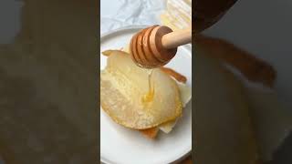 Toast with pear and Camembert Бутерброд с грушей и сыром Отличная закуска на праздничный стол