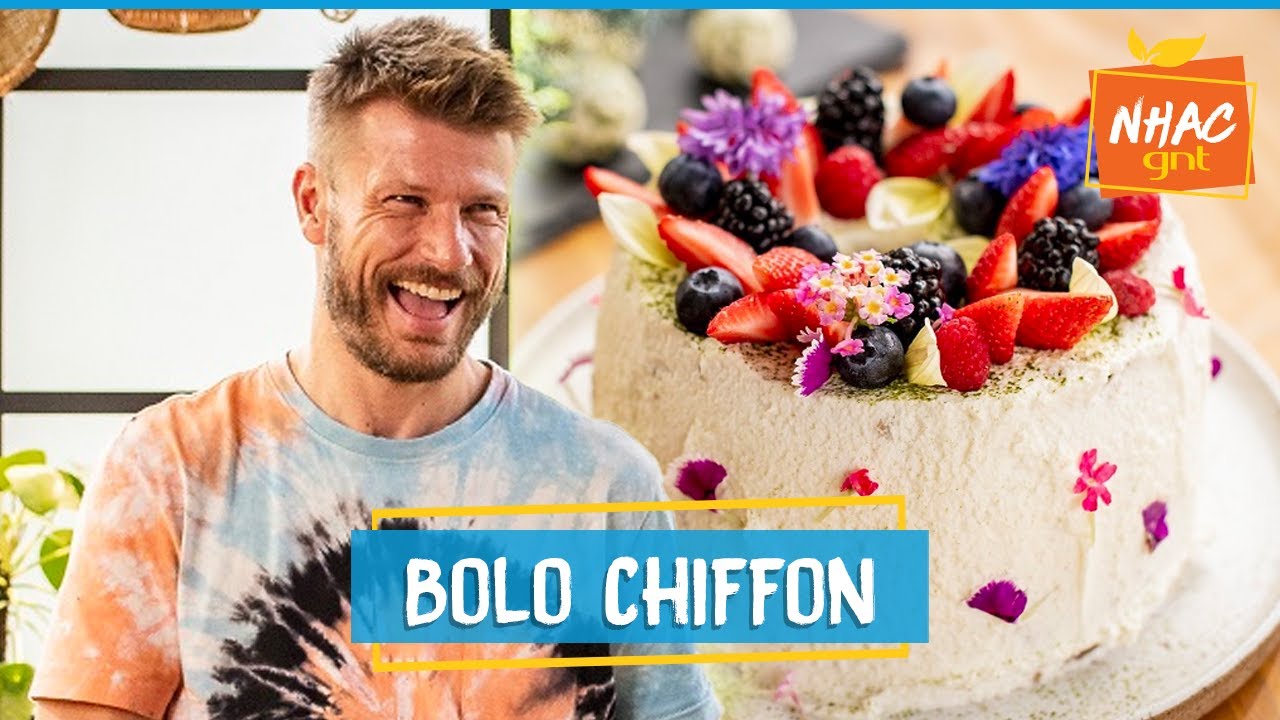 BOLO CHIFFON DE MATCHÁ com cobertura de chantilly e frutas vermelhas | Tempero de Família
