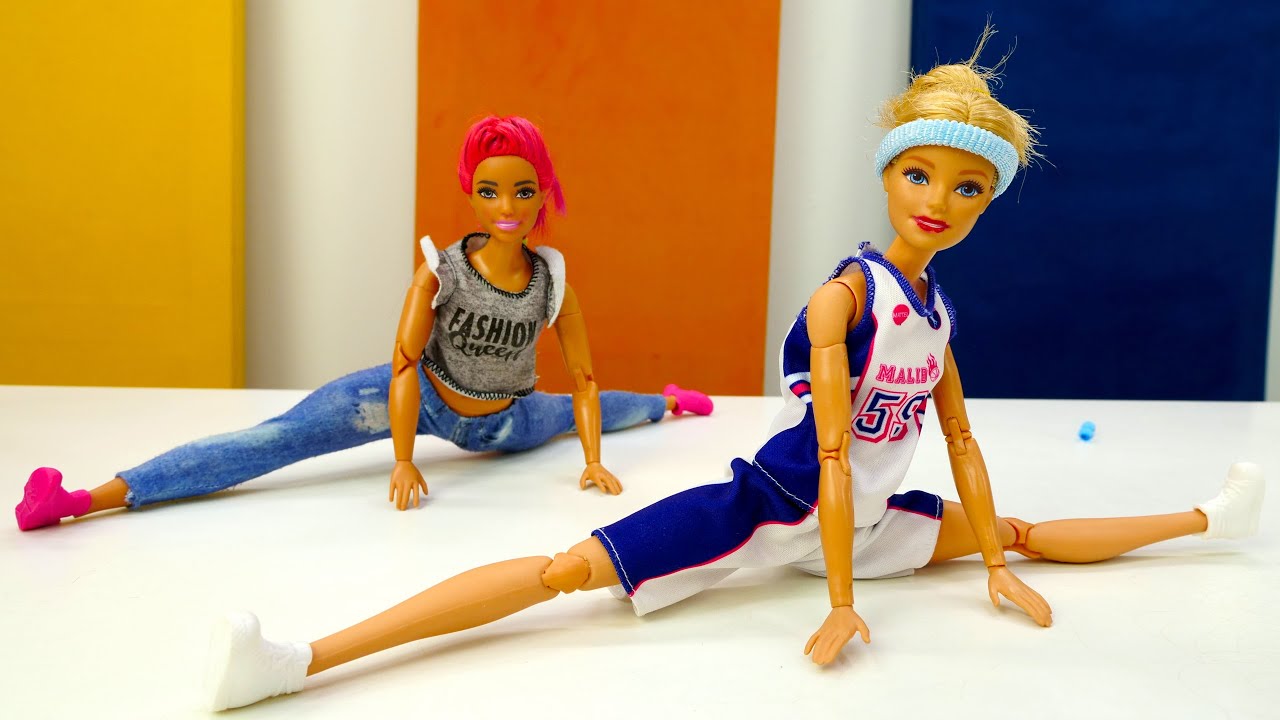 Giochi con le bambole Barbie. Amiche fanno ginnastica. Video per bambini in  italiano 