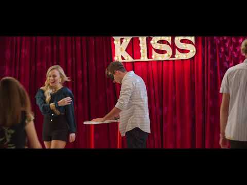 Ollie and Miles kiss (The Kissing Booth 2)