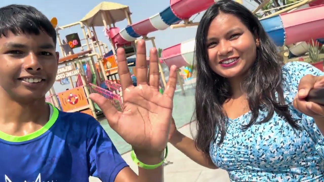 Mopka Waterpark Gayi 🏖️ #youtubevlog #vlog #waterpark #bubble #fun