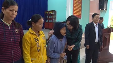 Phó Chủ tịch nước Đặng Thị Ngọc Thịnh thăm và tặng quà người dân ở vùng lũ tỉnh Quảng Nam