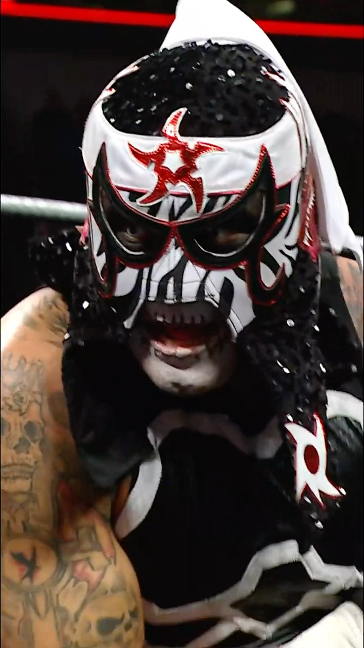 The STRENGTH of Penta on full display ?‍? #RawOnNetflix #WWERaw