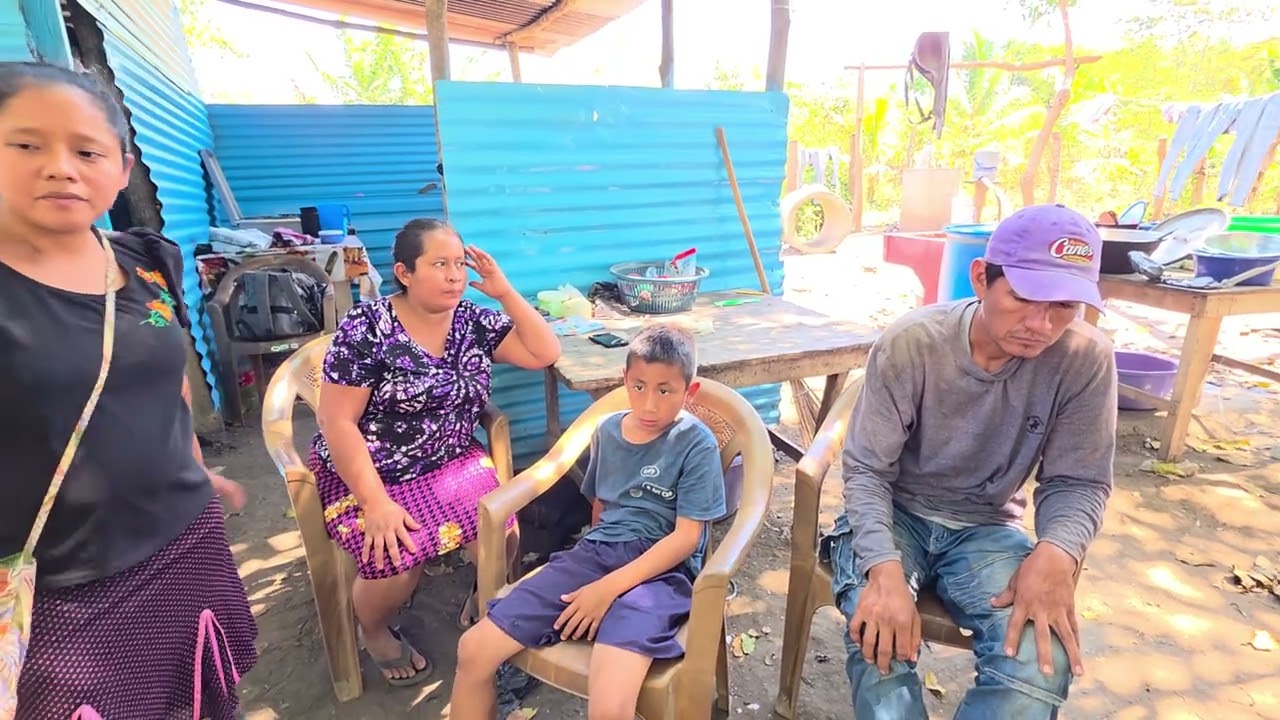 CUSHIN Y juana lloran por la ayudan que les enviaron para llevar a su hijo al doctor. 
