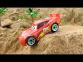 Coche Rayo Mcqueen supera obstáculos en la pista | Colección de vídeos de coches de juguete