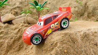 Coche Rayo Mcqueen supera obstáculos en la pista | Colección de vídeos de coches de juguete