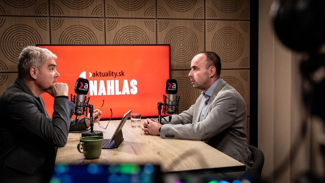 Kým svet rieši vojnu s Iránom, Ficov Smer rieši vlastné nočné mory, tvrdí politológ Štefančík