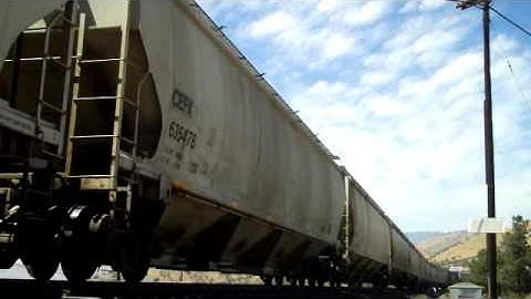 close view of a BNSF train Tehachapi loop au 09