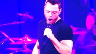 Tiziano Ferro holds a note for 16 seconds