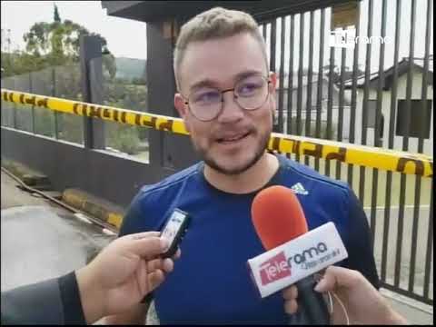 Camión que transporta combustible se volcó y cayó en el patio de una casa en Challuabamba en Cuenca