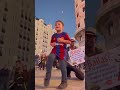 Niño bailando compa y gato