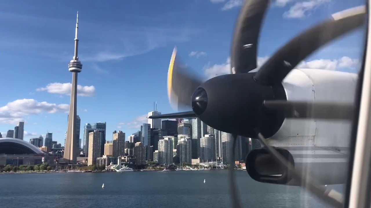 DOWNTOWN Q400 Landing at Toronto Island Airport DOWNTOWN VIEW