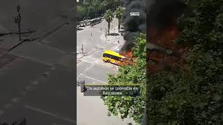 Así ha sido el incendio de un autobús en pleno centro de Barcelona