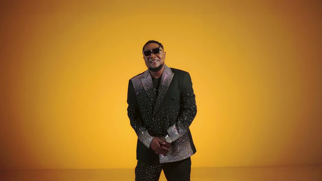 Christian Bella - Chuchuchu (Official Music Video) auf YouTube ansehen Christian Bella - Chuchuchu (Official Music Video) auf YouTube ansehen