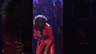 Whitney Houston bringing the crowd to their FEET with that VOICE. #WhitneyHouston #Shorts