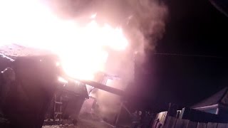 Горит два дома с переходом на третий угроза распространения Омск 2016 Горит два дома с переходом на третий угроза распространения Омск 2016