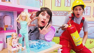 Barbie Dream House. Chelsea sıkılınca itfaiyeye arıyor. Barbie oyunları Resimi