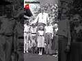 أطول رجل في التاريخ البشري المسجل مع والديه و إخوته حيث كان يبلغ طوله مترين و 72 سنتيمتر