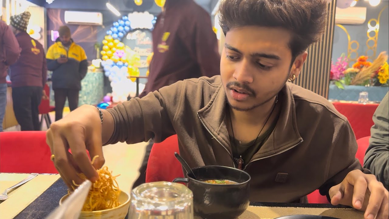 दोस्तों के साथ मस्ती के पल । Priyanshu Singh । मनचाव सूप 🍜 और चिकन चिली 🍗 खाते हुए । Patna 2026 Vlog