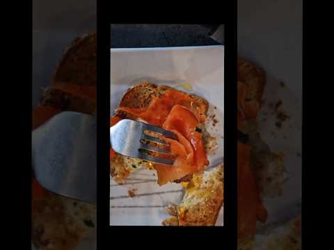 Toast con Uovo e Salmone