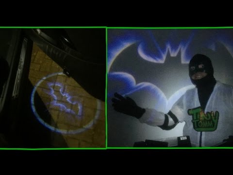 Motoeye LED Autotür Einstiegsbeleuchtung Laser Licht Batman Fledermaus Logo  Schatten Geist 2 Stk. (Schwarz) (Blaue Fledermaus) - Batman Fanartikel