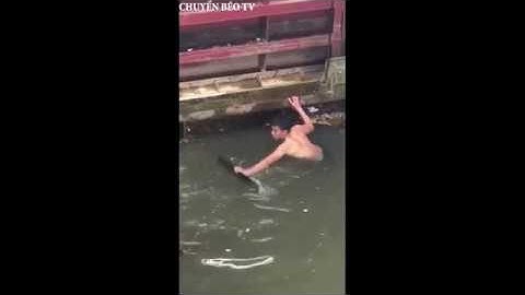 Cao Thủ Bắt Cá Ở Sông Hồng Bằng Tay Không Và Cái Kết - Chuyền Béo TV