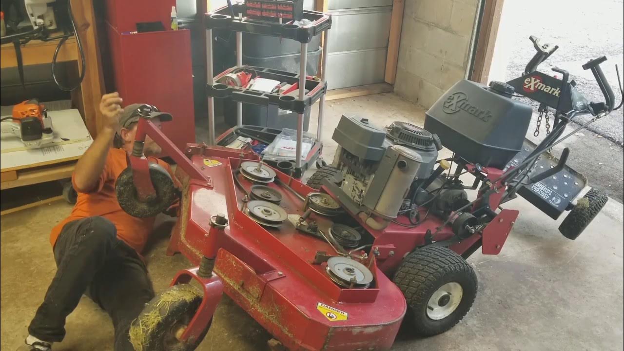 How to remove and replace the blades on a ExMark Metro mower with a