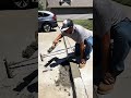 o pedreiro está trabalhando reformando a calçada da casa com massa de cimento e algumas ferramentas