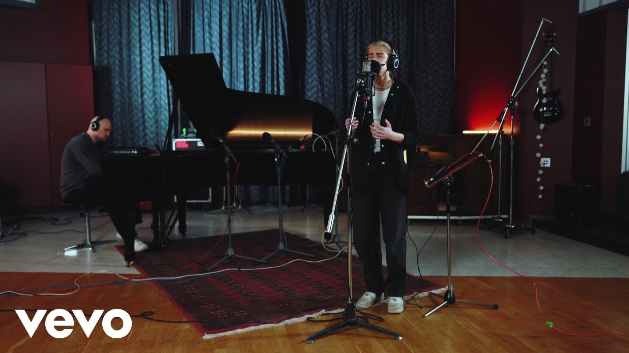 Watch Julia Lov - Regnar över Stockholm (Akustisk live version) on YouTube