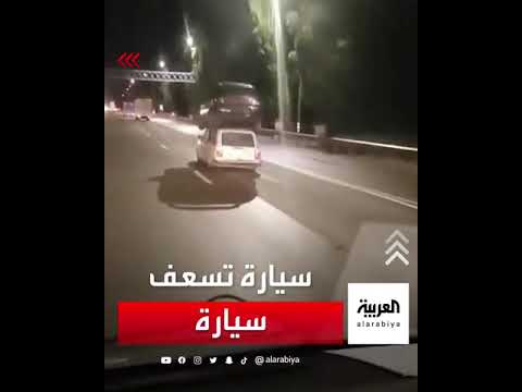 مشهد طريف لسيارة تحمل فوقها سيارة أخرى متضررة في أحد الطرق السريعة بروسيا