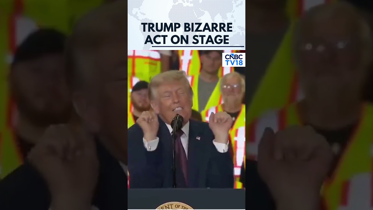 VIRAL MOMENT: Trump's Bizarre On-Stage Antics Leave Crowd Laughing | N18G