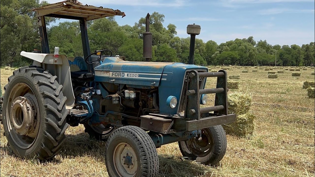 Making bales in the field👨‍🌾🌾