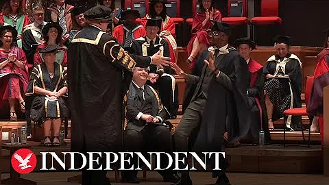 Student breaks into epic celebratory dance at graduation ceremony - DayDayNews