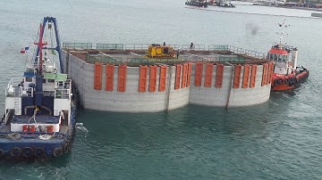 MOVING OFF CAISSON FROM FLOATING DOCK CARRIER..