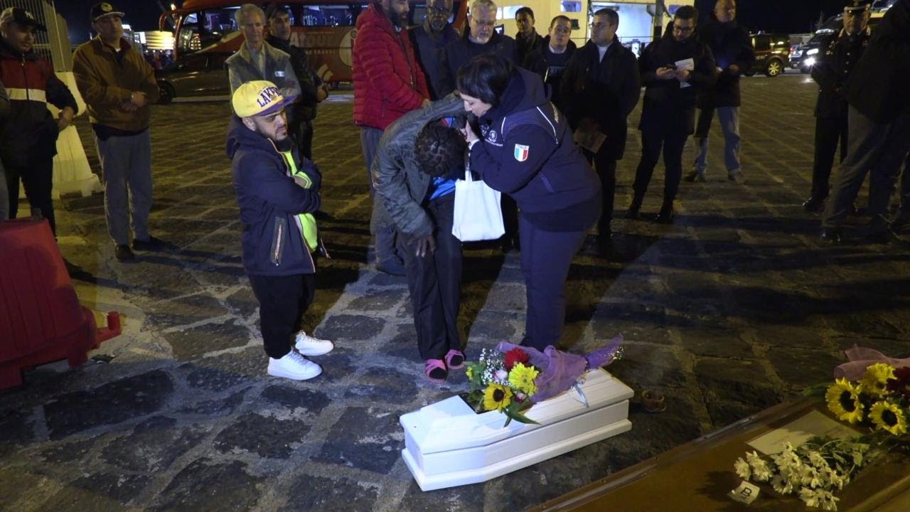Il pianto della madre sulla bara del figlio neonato morto di freddo nel barcone a Lampedusa