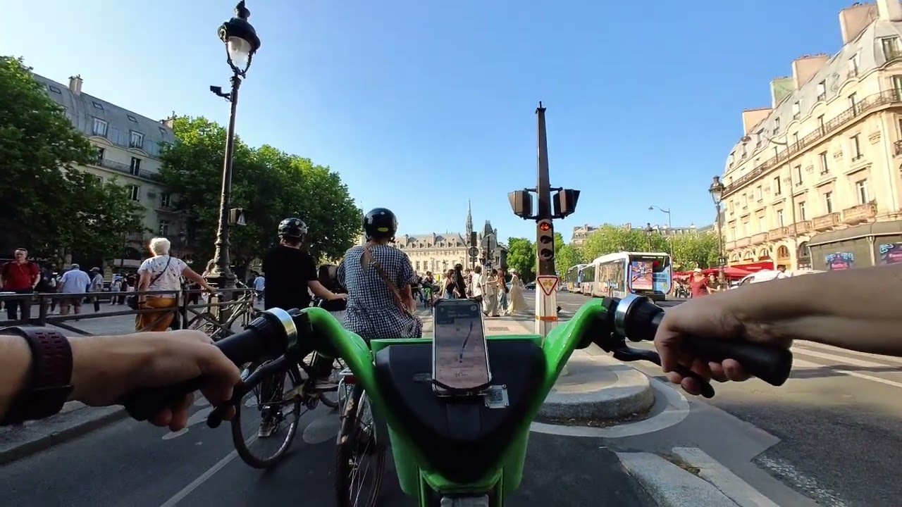 Cycling through the heart of Paris